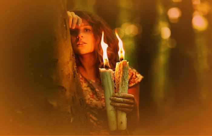 Девушка держит свечи