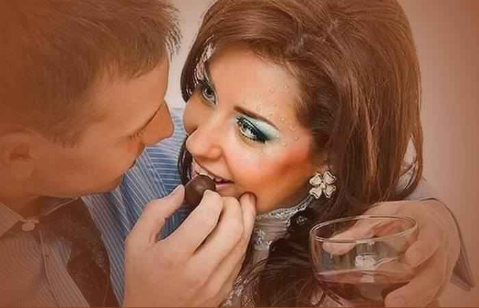 Девушка ест с рук мужчины заговорённую конфету