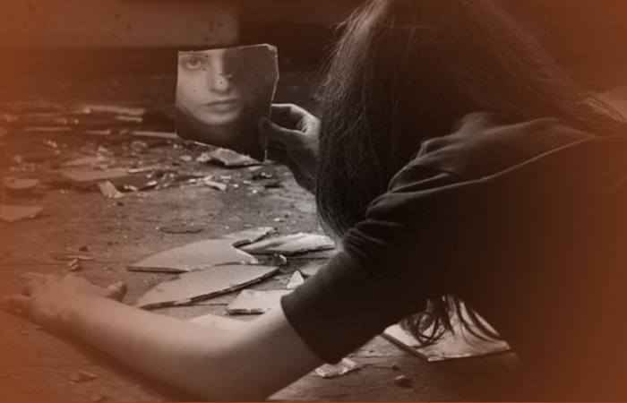 Девушка с разбитым зеркалом