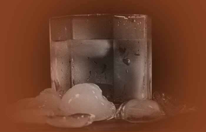 Лёд в стакане для ритуала