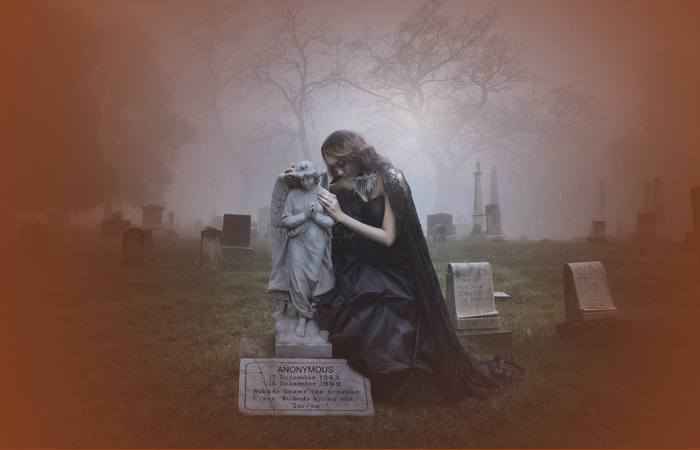 Девушка у могилы
