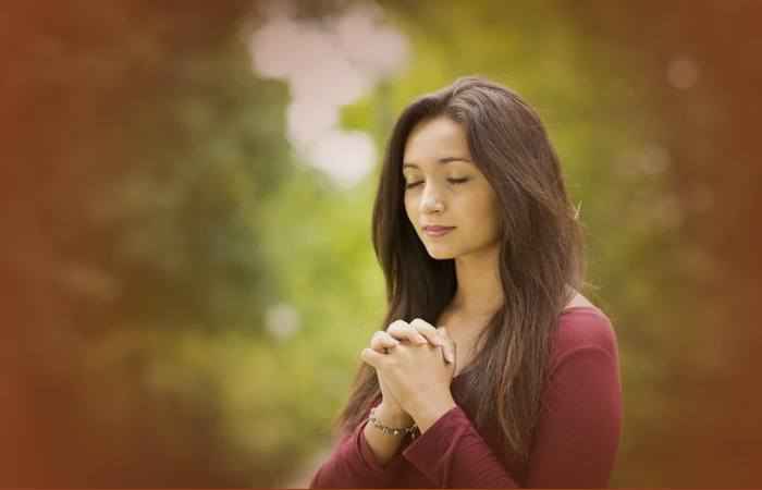 Девушка в молитве
