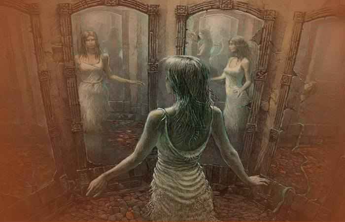 Девушка смотрится в зеркало