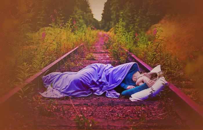 Девушка спит на рельсах