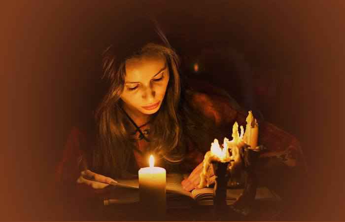 Ведьма читает молитву на красоту