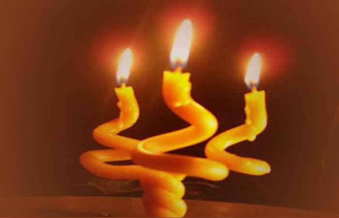 Три скрученные свечи