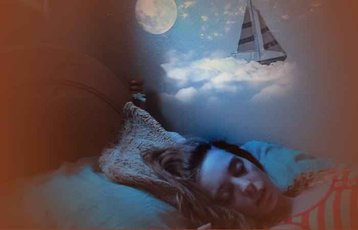 Девушка во сне проводит ритуалы