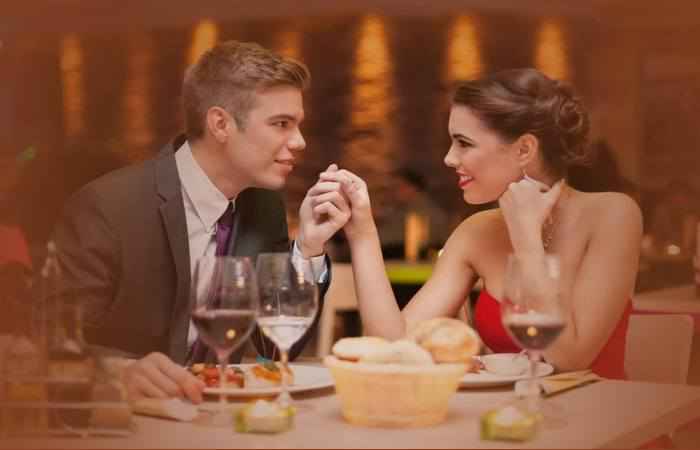 Девушка с парнем едят за столом