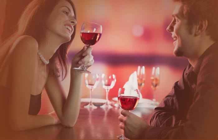 Девушка с парнем держат бакалы с вином