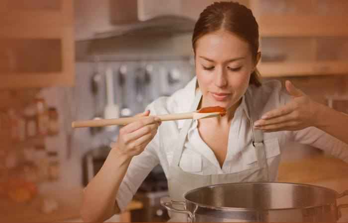 Девушка готовит для мужчины еду