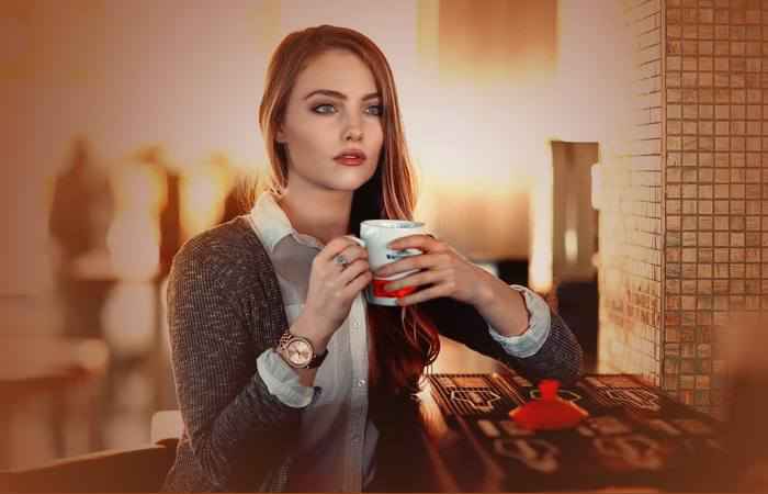 Девушка пьёт заговорённый кофе