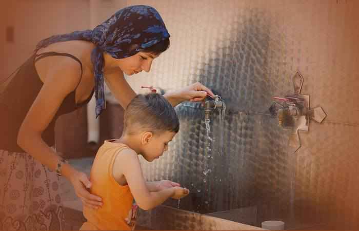 Мать умывает сына святой водой