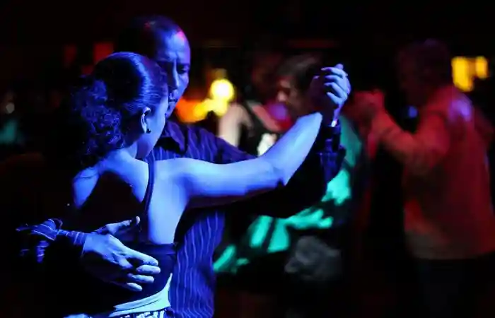 Мужчина с девушкой танцуют танго💃