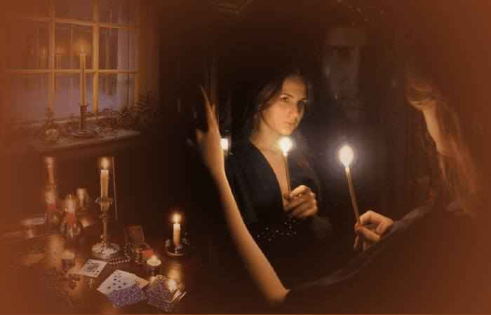 Девушка с восковыми свечами для ритуала