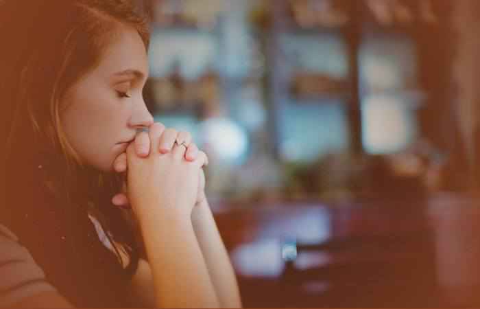 Девушка молится для отворота мужа от соперницы